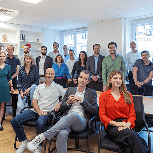 Photo de groupe d'équipe dans les locaux de Quintess
